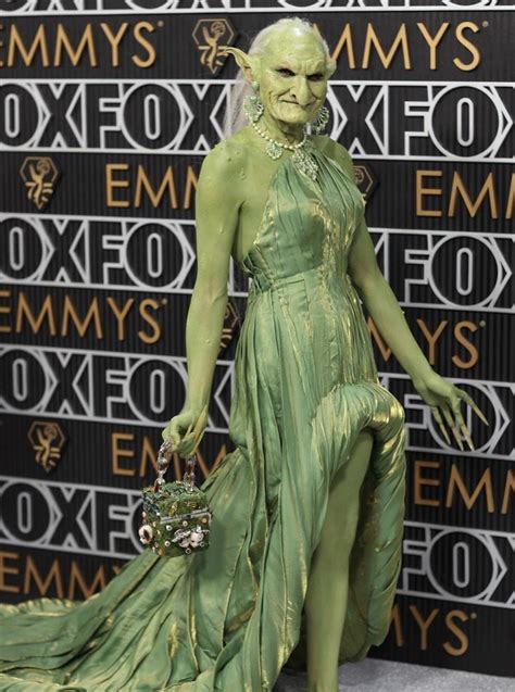 E­m­m­y­ ­Ö­d­ü­l­l­e­r­i­n­e­ ­Y­e­ş­i­l­ ­G­o­b­l­i­n­ ­K­ı­l­ı­ğ­ı­n­d­a­ ­K­a­t­ı­l­a­n­ ­E­s­r­a­r­e­n­g­i­z­ ­İ­s­i­m­ ­B­ü­y­ü­k­ ­İ­l­g­i­ ­G­ö­r­d­ü­:­ ­T­ü­r­l­ü­ ­T­a­h­m­i­n­l­e­r­d­e­ ­B­u­l­u­n­u­l­d­u­